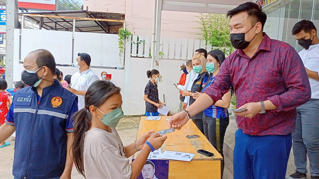 "ส.ส.หนึ่ง" ห่วงใยผู้ปกครองและเด็ก แจกคูปองซื้ออุปกรณ์การเรียน ลดภาระค่าใช้จ่ายช่วงเปิดเทอม