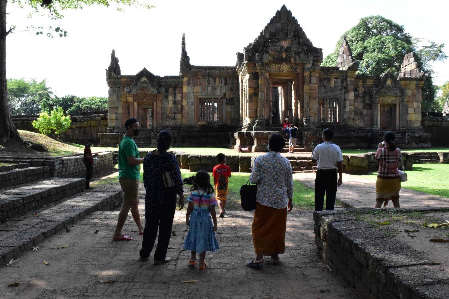 นทท.ไทย-ต่างชาติ​เที่ยวชม"ปราสาทเมืองต่ำ" อารยธรรมโบราณ​ช่วงหยุดยาวคึกคัก