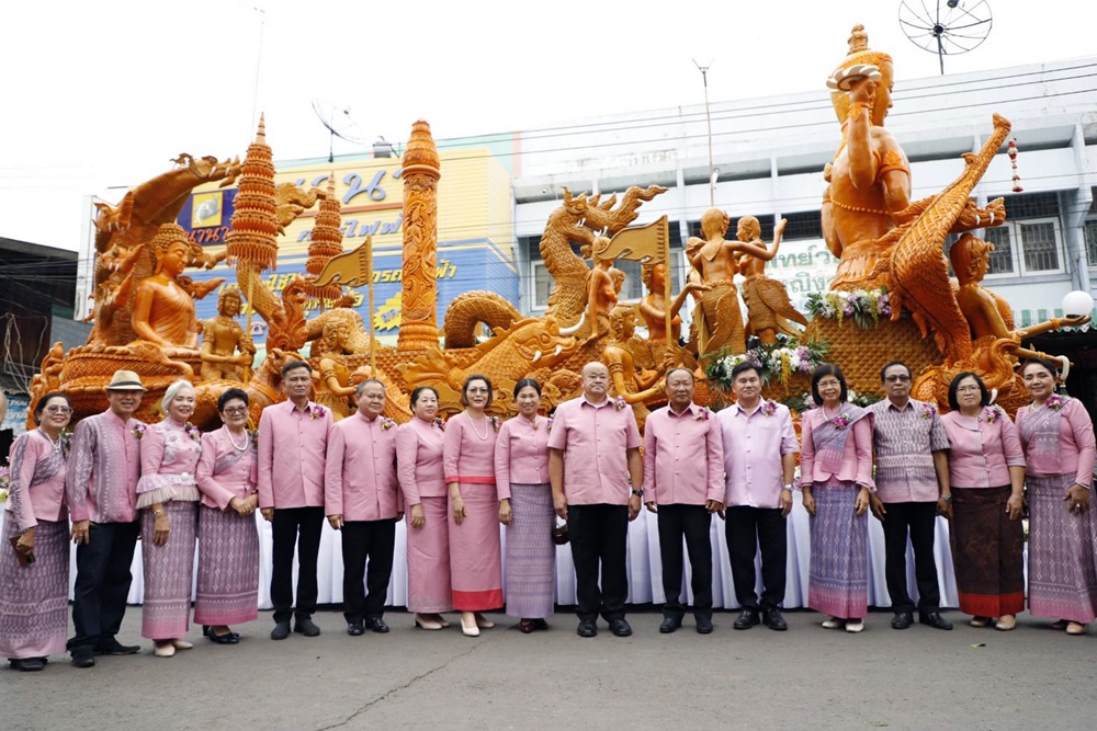 ปชช.-นทท.ไทยและต่างชาติ แห่เที่ยวชมขบวนแห่ต้นเทียนพรรษาประโคนชัย