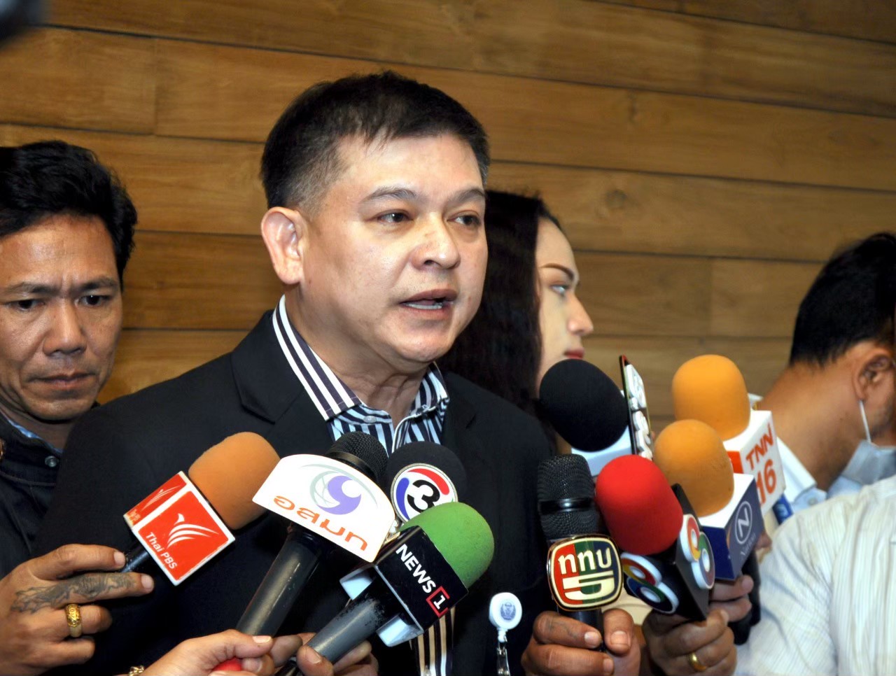 "สิระ" ชงปลด "สนธิญา" พ้นที่ปรึกษากมธ.กฎหมาย ยันไม่รู้จักมาก่อน เล็งรื้อใหญ่ทั้งหมด 