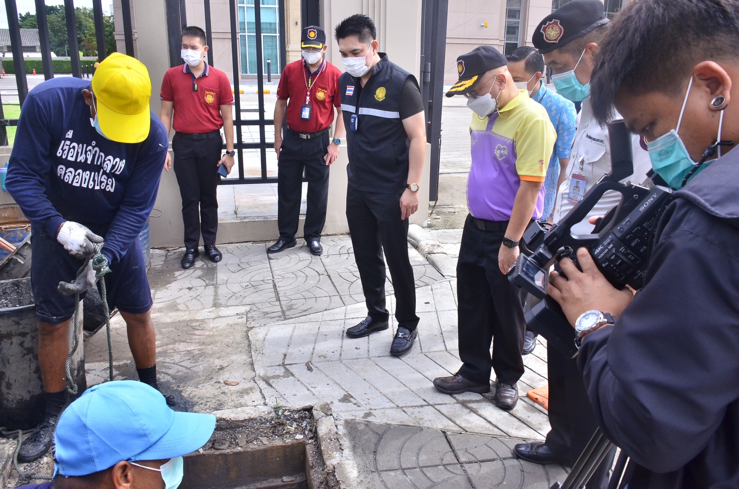 เลขา รมว.ยุติธรรม ตรวจเยี่ยมผู้ต้องขัง กองงานสาธารณะ ช่วยลอกท่อ แก้ไขปัญหาน้ำท่วมขังในเขตพื้นที่ถนนแจ้งวัฒนะ