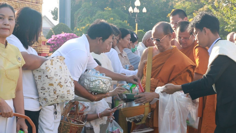 “นักท่องเที่ยวไทย-เทศ” แห่ทำบุญตักบาตรวันขึ้นปีใหม่ 2569 แน่นวัดหนองแวง ขอนแก่น วัดส่งต่อกองบุญช่วยเด็กยากไร้-ผู้ป่วยติดเตียง