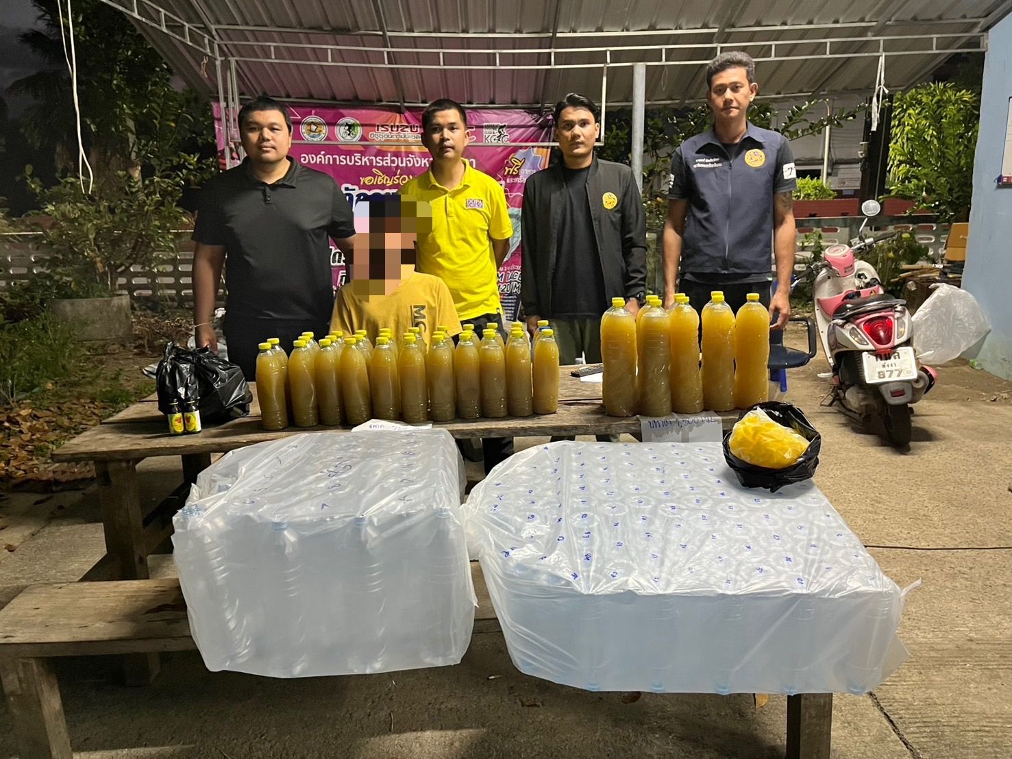 พังงา ไม่หมดเสียที ชาวบ้านสุดทนแจ้งชุดปฏิบัติการพิเศษฝ่ายปกครอง จับกลุ่มลักลอบจำหน่ายน้ำกระท่อมใกล้สถานศึกษา