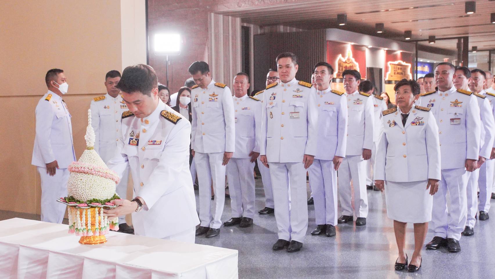 "ภท." วางพานพุ่มถวายบังคมพระรูปต้นแบบ ร.7 รำลึก 92 ปีวันรัฐธรรมนูญ 