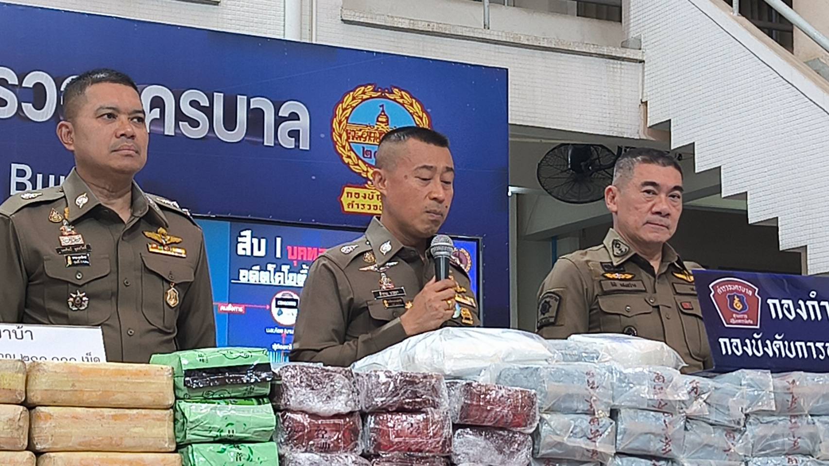 ตำรวจ 191 รวบแก๊งค้ายาเสพติดก่อเหตุซ้ำหลังพ้นโทษไม่ถึงปี ด้านสืบ น.1 จับอดีตโคโยตี้ผันตัวขายยาบ้าเกือบ 1 ล้านเม็ด