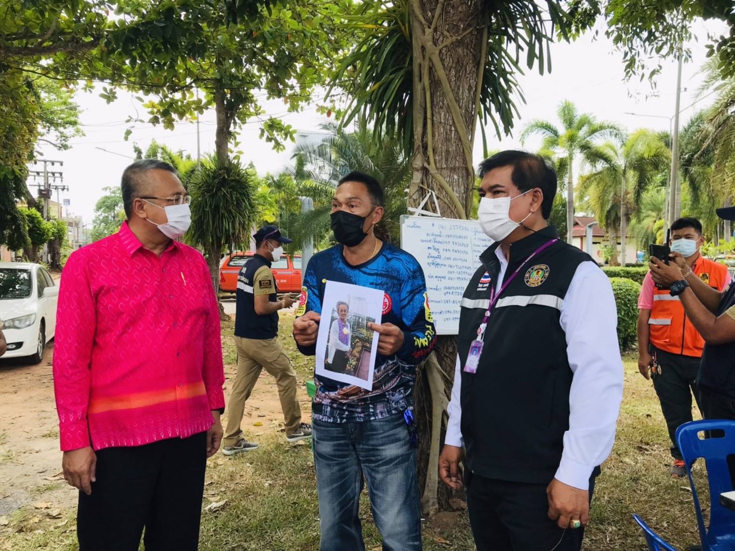 ผู้ว่าฯ สุราษฎร์พร้อม ปภ.ให้กำลังใจญาติ  ชุดปฏิบัติการค้นหาคุณยายพลัดหลงจากบ้าน