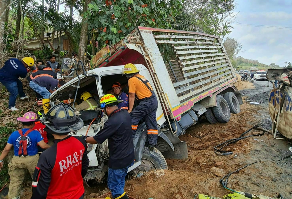 สิบล้อเสียหลักบนทางกำลังก่อสร้าง พุ่งชนท้ายหกล้อพลิกคว่ำ คนขับดับคารถ