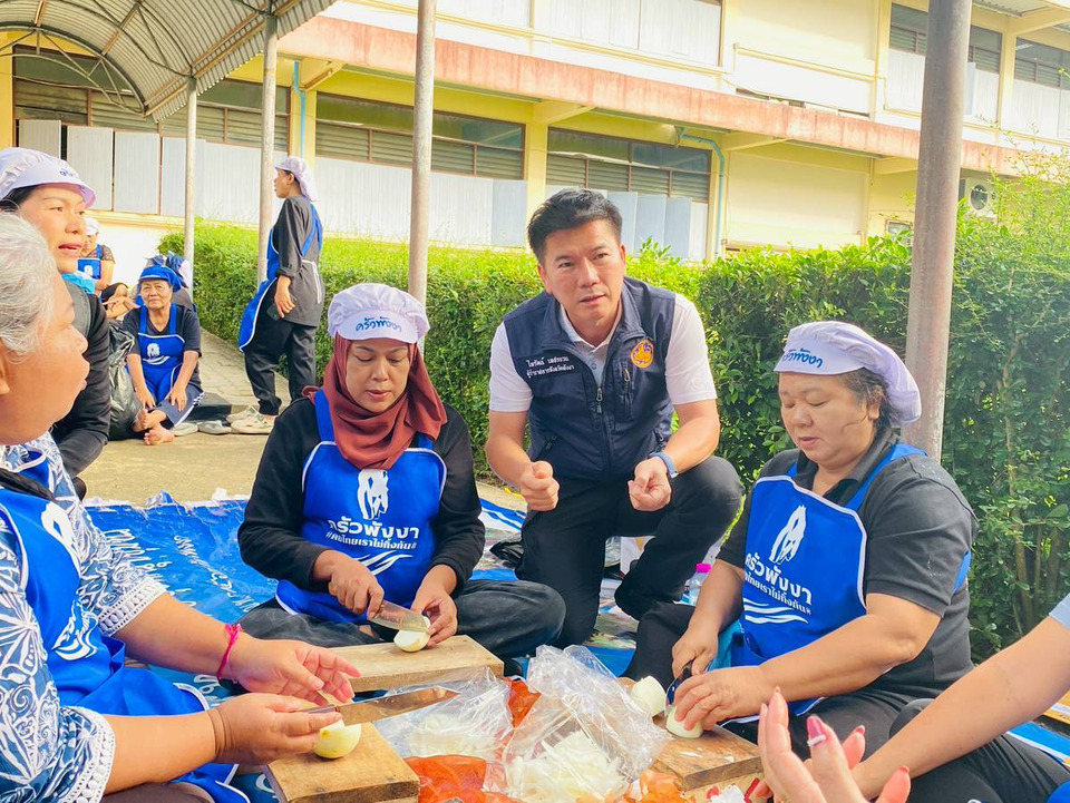 ผู้ว่าฯ พังงา ลงพื้นที่ครัวพังงา เราคนไทยไม่ทิ้งกัน ให้กำลังใจทีมแม่ครัวจิตอาสา เดินหน้าทำอาหารช่วยผู้ประสบภัยน้ำท่วมหาดใหญ่