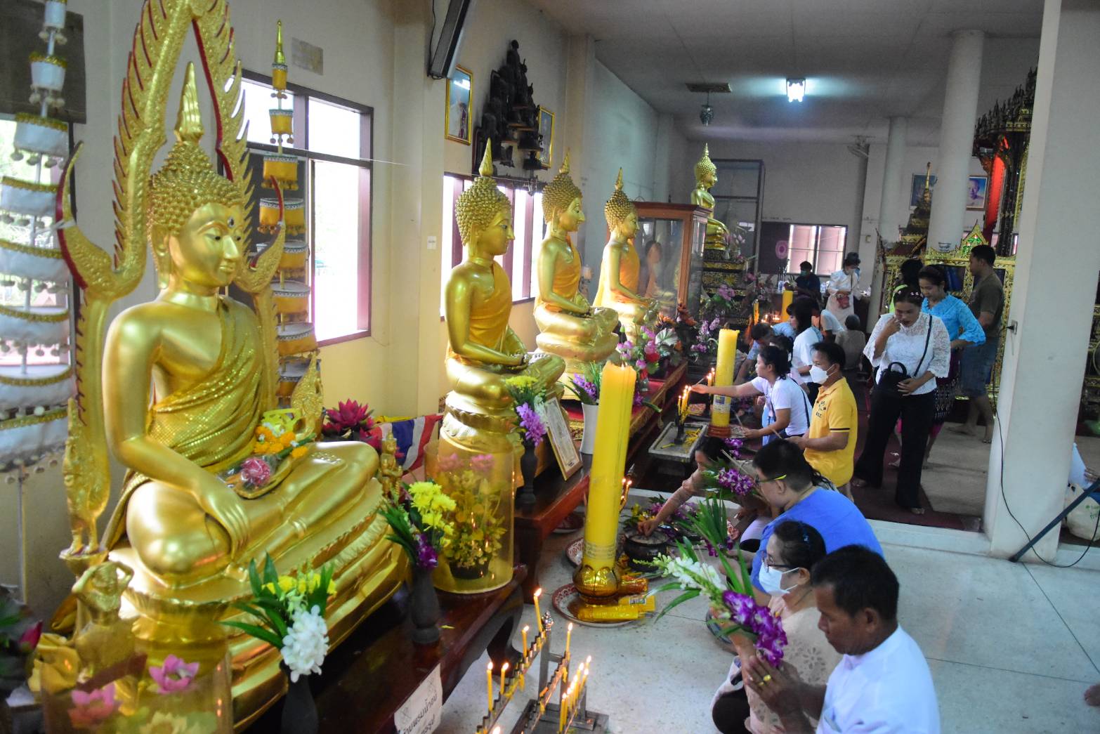 พุทธศาสนิกชน ร่วมทำบุญตักบาตร ฟังธรรมเทศนา พร้อมกับหล่อเทียนพรรษา เนื่องในโอกาสวันอาสาฬหบูชา