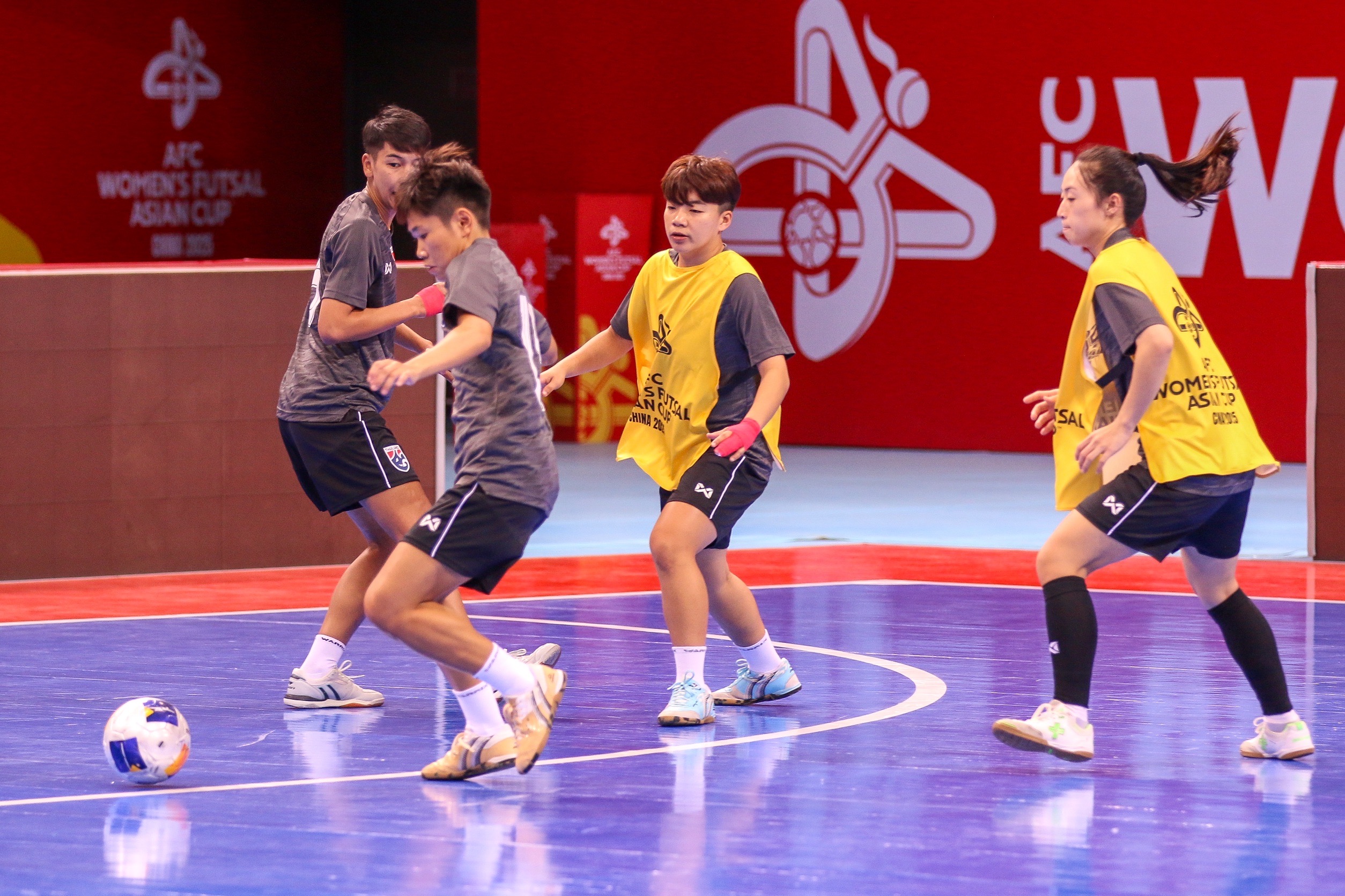 ฟุตซอลหญิงไทย ซ้อมสนามแข่งจริงที่จีน “เจนจิรา” มองพื้นสนาม-ลูกฟุตซอลไม่เป็นอุปสรรค ตั้งเป้าเก็บ 3 แต้มแรกกับบาห์เรน