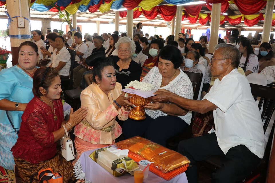 “สุพรรณบุรี” คึกคัก! ชาวบ้านแห่ทอดกฐินวัดพังม่วง อิ่มบุญอิ่มใจไหว้ขอพรท้าวเวสสุวรรณ