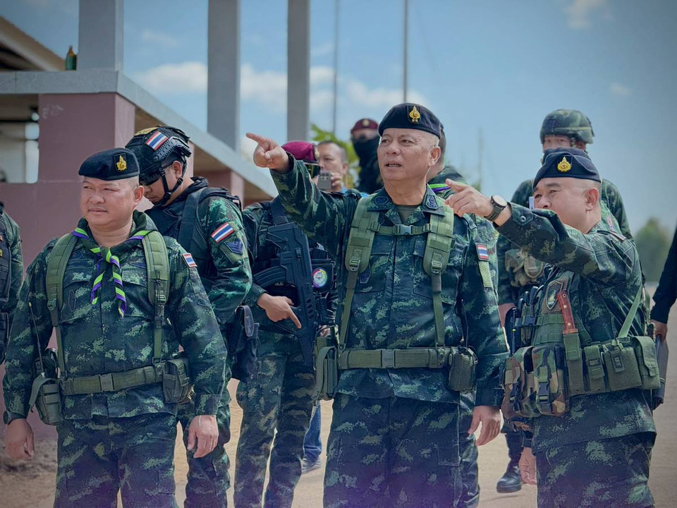 ผบ.กองกำลังนเรศวร ลงพื้นที่ติดตามสถานการณ์ความไม่สงบชายแดนไทย-เมียนมา  อ.แม่สอด จ.ตาก