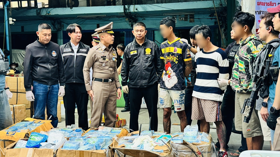 รวบ 4 ผู้ต้องหา ยึดไอซ์ล็อตมหึมา 8 ลัง สกัดก่อนเข้ากรุง ขยายผลเครือข่ายนักบินยา