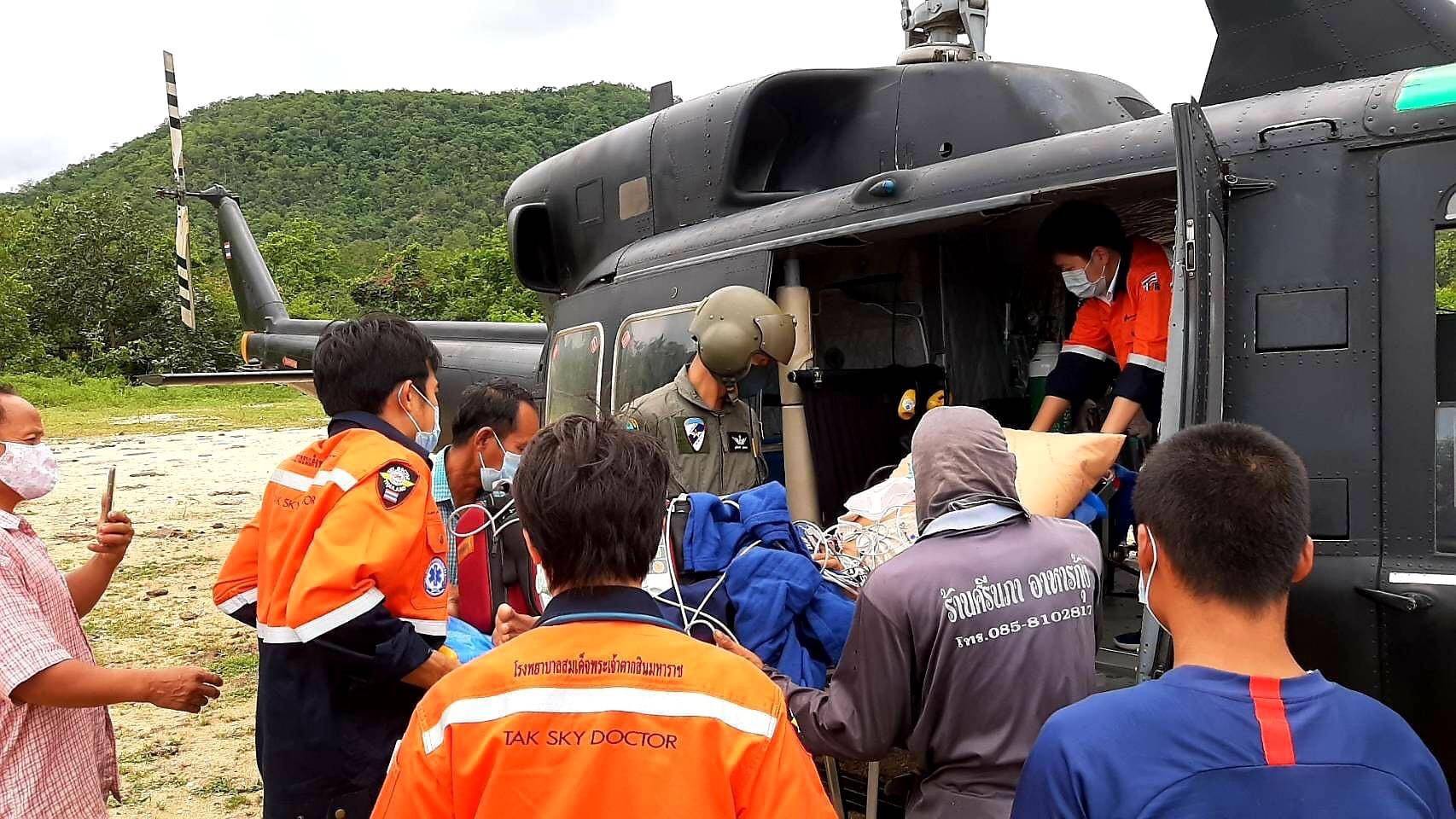 กองกำลังนเรศวรพร้อมทีมแพทย์ Sky Doctor  รพ.ตากสินมหาราชช่วยเหลือผู้ป่วยฉุกเฉินทางอากาศ   