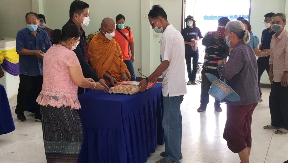 "พระครูอุดมประชาสรรค์" มอบข้าวสาร-เปิดศูนย์ช่วยเหลือสังคมตำบลโผงเผง 