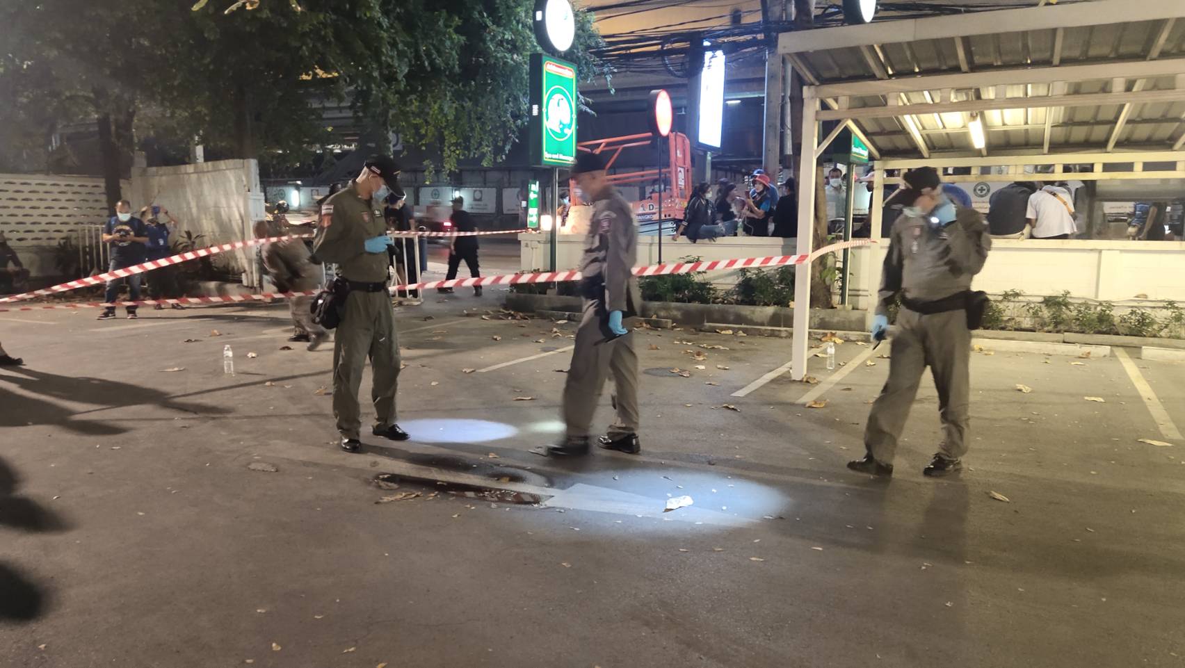 ตร.นครบาล พร้อมหน่วย EOD และ ตร.พิสูจน์หลักฐาน ลงพื้นที่เกิดเหตุเสียงดังคล้ายระเบิดใกล้สถานทูตเมียนมา