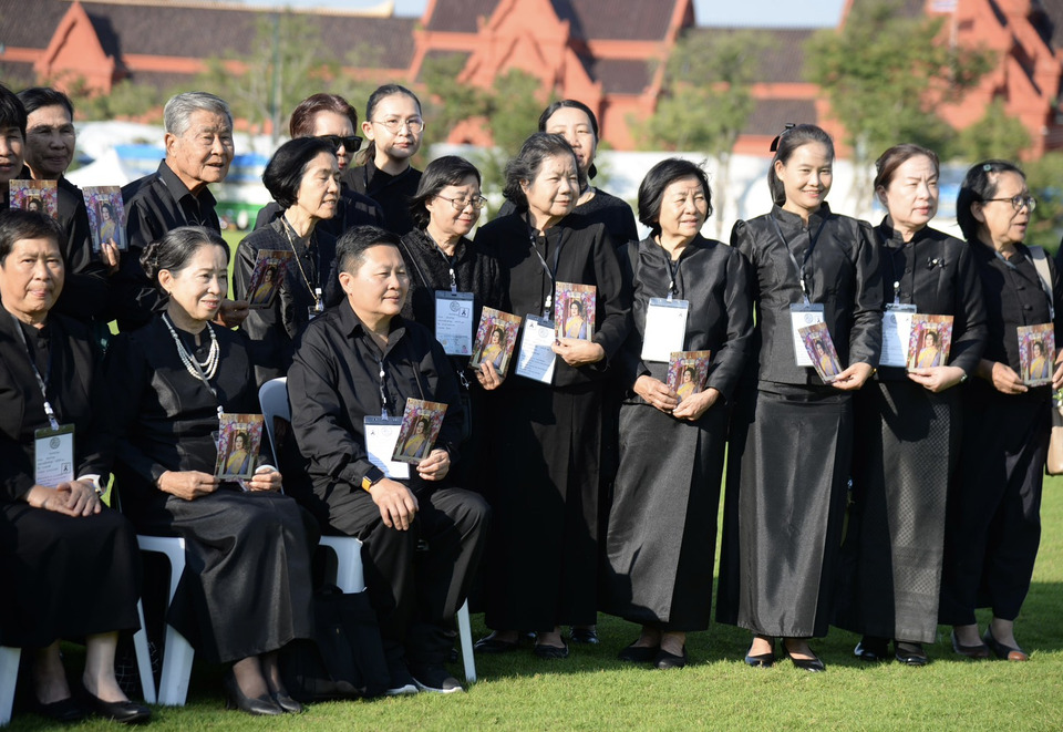 พสกนิกรชาวไทยจากทั่วทุกสารทิศ เข้ากราบถวายบังคมพระบรมศพ "พระพันปีหลวง" อย่างต่อเนื่อง