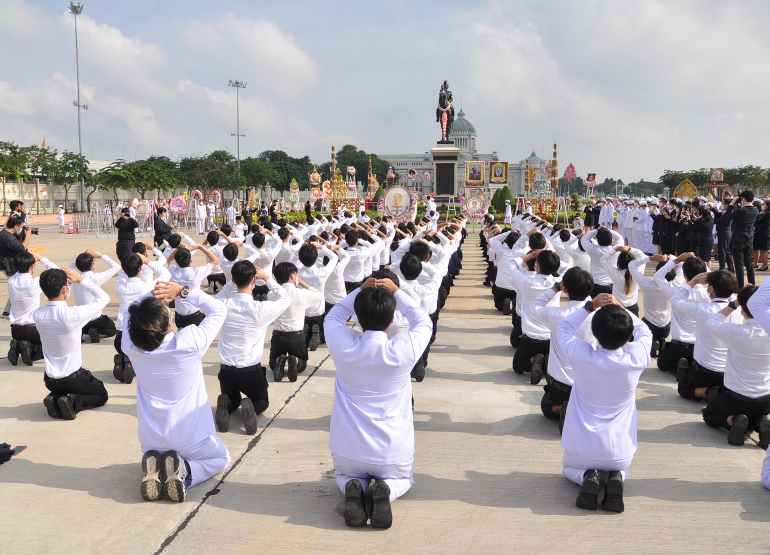 นิสิตจุฬาฯ ถวายบังคมพระบรมราชานุสาวรีย์ ร.5 ที่พระลานพระราชวังดุสิต