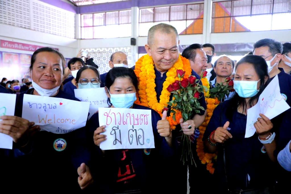 รมว.เกษตรฯ ลุยอุบลฯ รณรงค์ถ่ายทอดเทคโนฯลดต้นทุนการผลิตข้าว เน้นใช้เมล็ดพันธุ์ข้าวคุณภาพดี