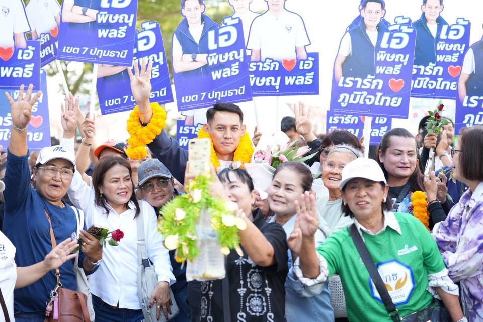 สมัครเลือกตั้ง สส.ปทุมธานี วันแรก กองเชียร์แห่ให้กำลังใจเพียบ