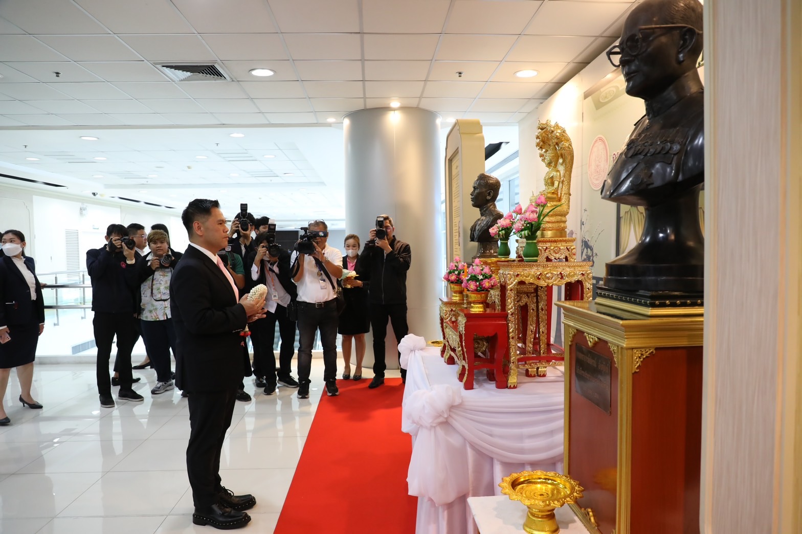 รมว.พม. "วราวุธ" เข้ากระทรวงวันแรก สักการะสิ่งศักดิ์สิทธิ์ พร้อมเดินหน้าแก้ปัญหาสังคม 