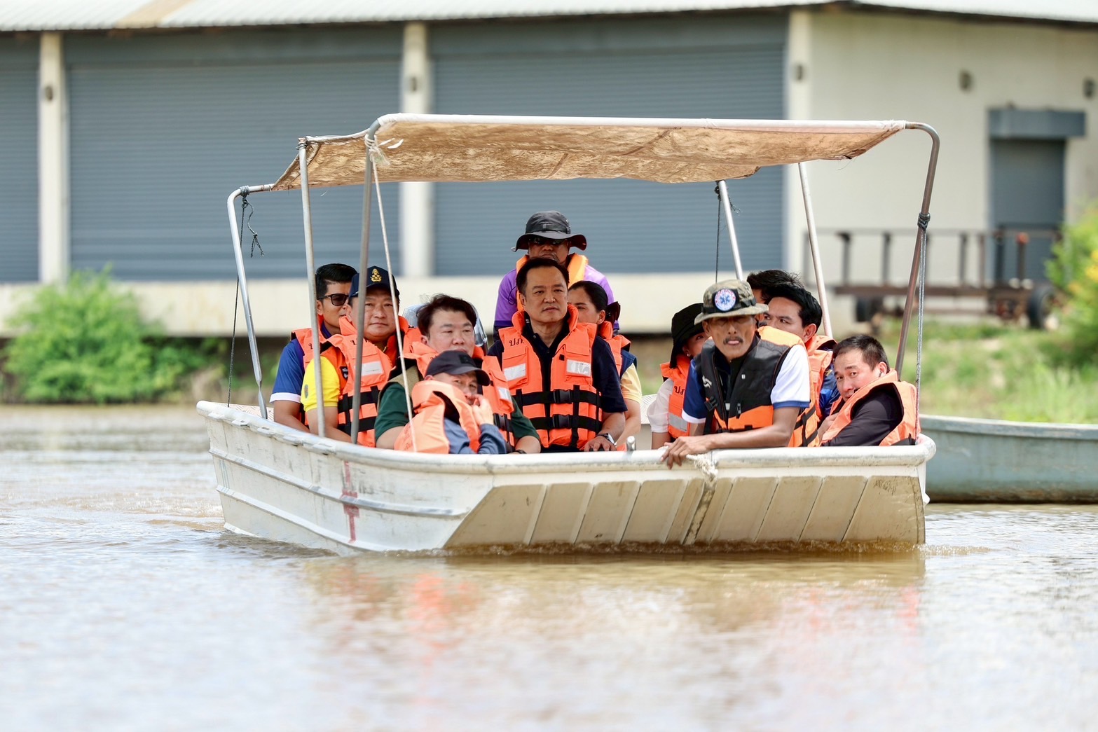 นายกฯ ลงเรือตรวจน้ำท่วมวิเศษชัยชาญ เหมาผักบุ้งยกลำ เขินถูกแซว ตัวจริงหล่อ  ก่อโชว์ลวกก๋วยเตี๋ยวต้มยำ