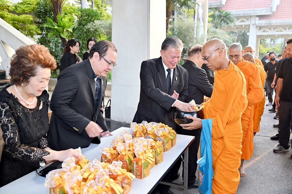ม.เกษตรศาสตร์ จัดพิธีบำเพ็ญกุศลตักบาตรสตมวาร 100 วัน พระบรมราชชนนีพันปีหลวง