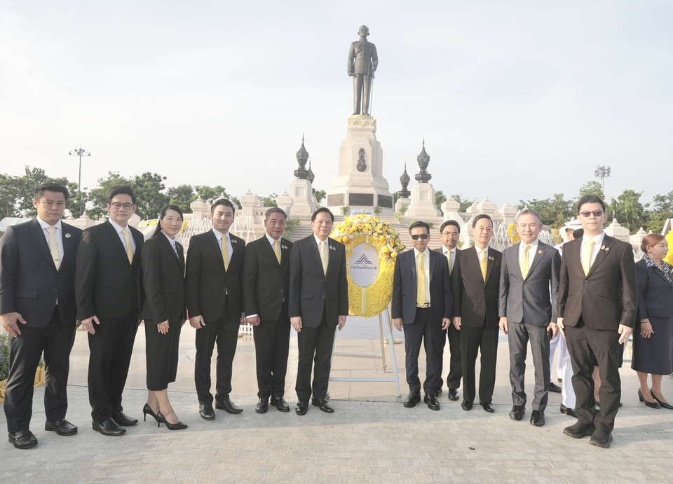น้อมรำลึกในพระมหากรุณาธิคุณ “พรรครวมไทยสร้างชาติ” ร่วมกิจกรรมวางพวงมาลาถวายบังคม รัชกาลที่ 9 เนื่องใน “วันนวมินทรมหาราช”
