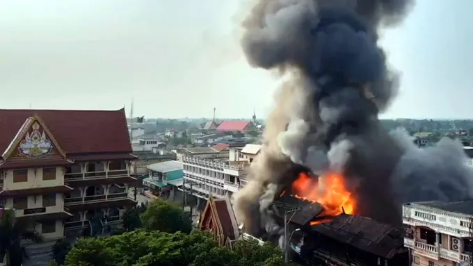 เพลิงไหม้ร้านค้า 8 คูหา หน้าวัดกลางโคราช สลดดับ 1 ราย เสียหายหลายล้าน