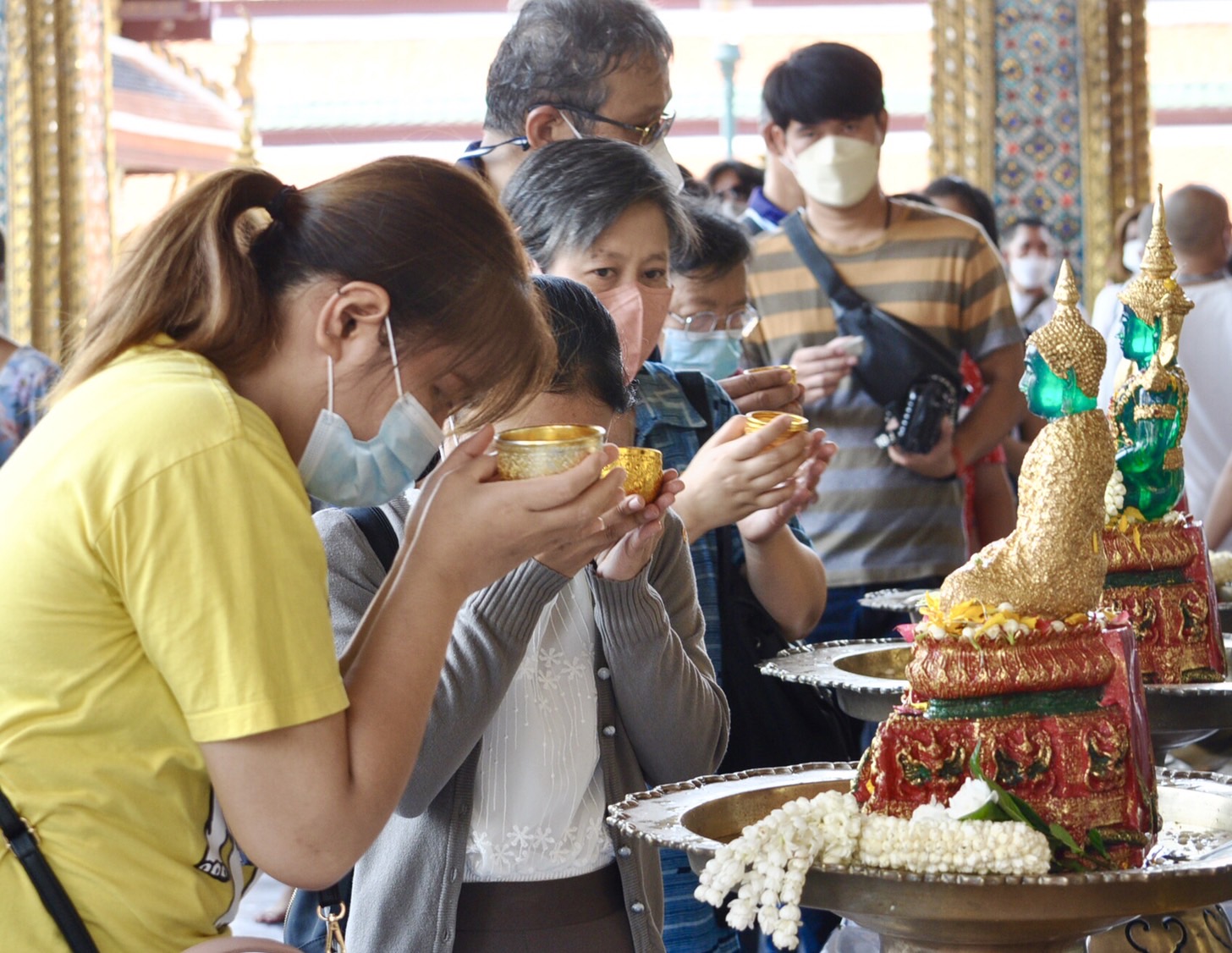 ปชช.ชาวไทยและชาวต่างชาติเดินทางมากราบไหว้สักการะ และสรงน้ำพระแก้วมรกต ในเทศกาลสงกรานต์