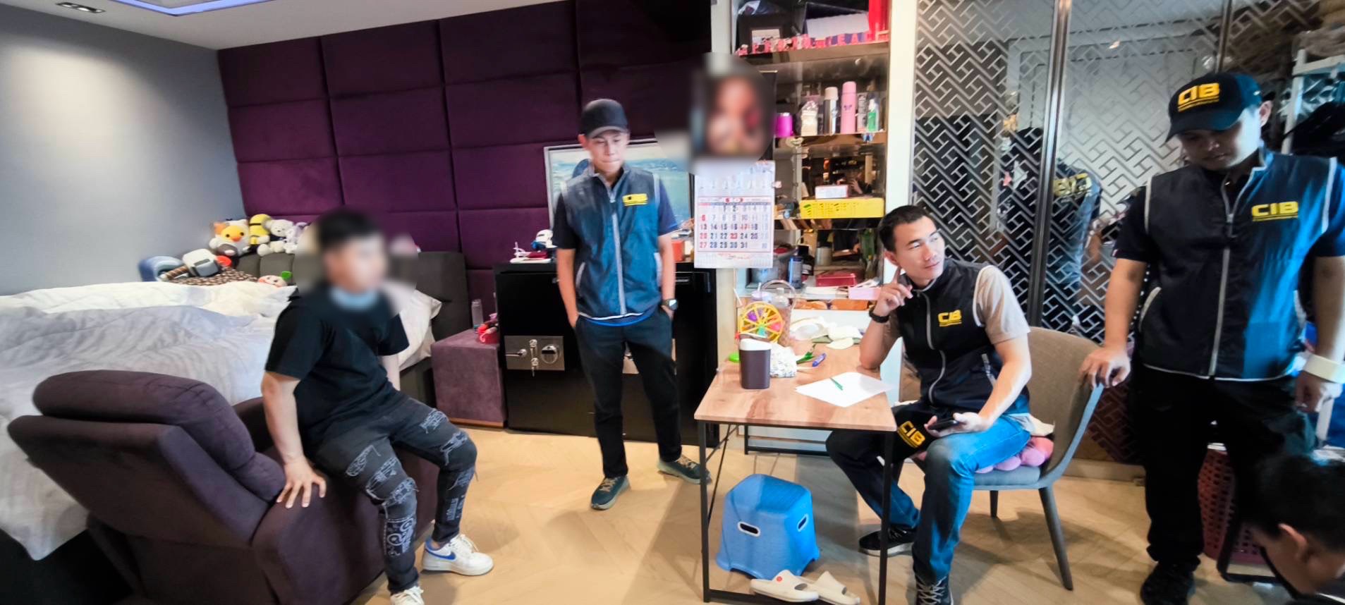ตามยึดอีกอื้อ! ตร.บุกคลังสมบัติ “บอสดิไอคอน” ยึดรถหรู-กระเป๋าหรู-รองเท้า-ตุ๊กตา