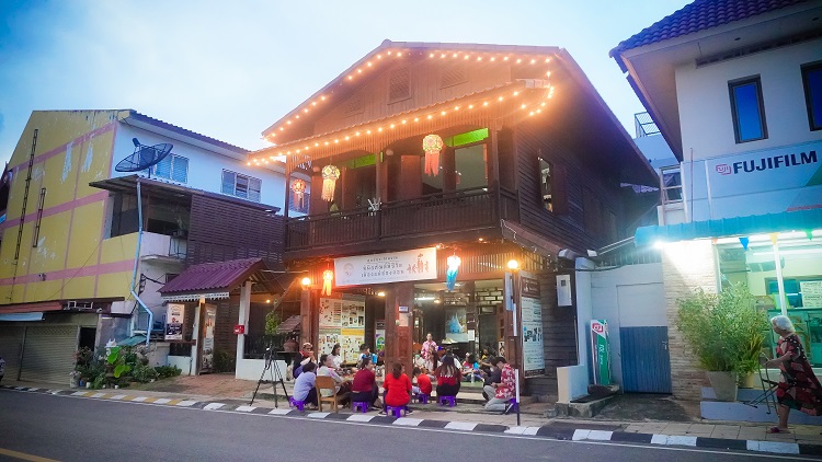  เทศบาลเมืองแม่ฮ่องสอน จัดกิจกรรม ดนตรีพื้นเมืองสร้างรอยยิ้ม เปิดบ้านพูดคุยรับฟังเพลงยามค่ำ