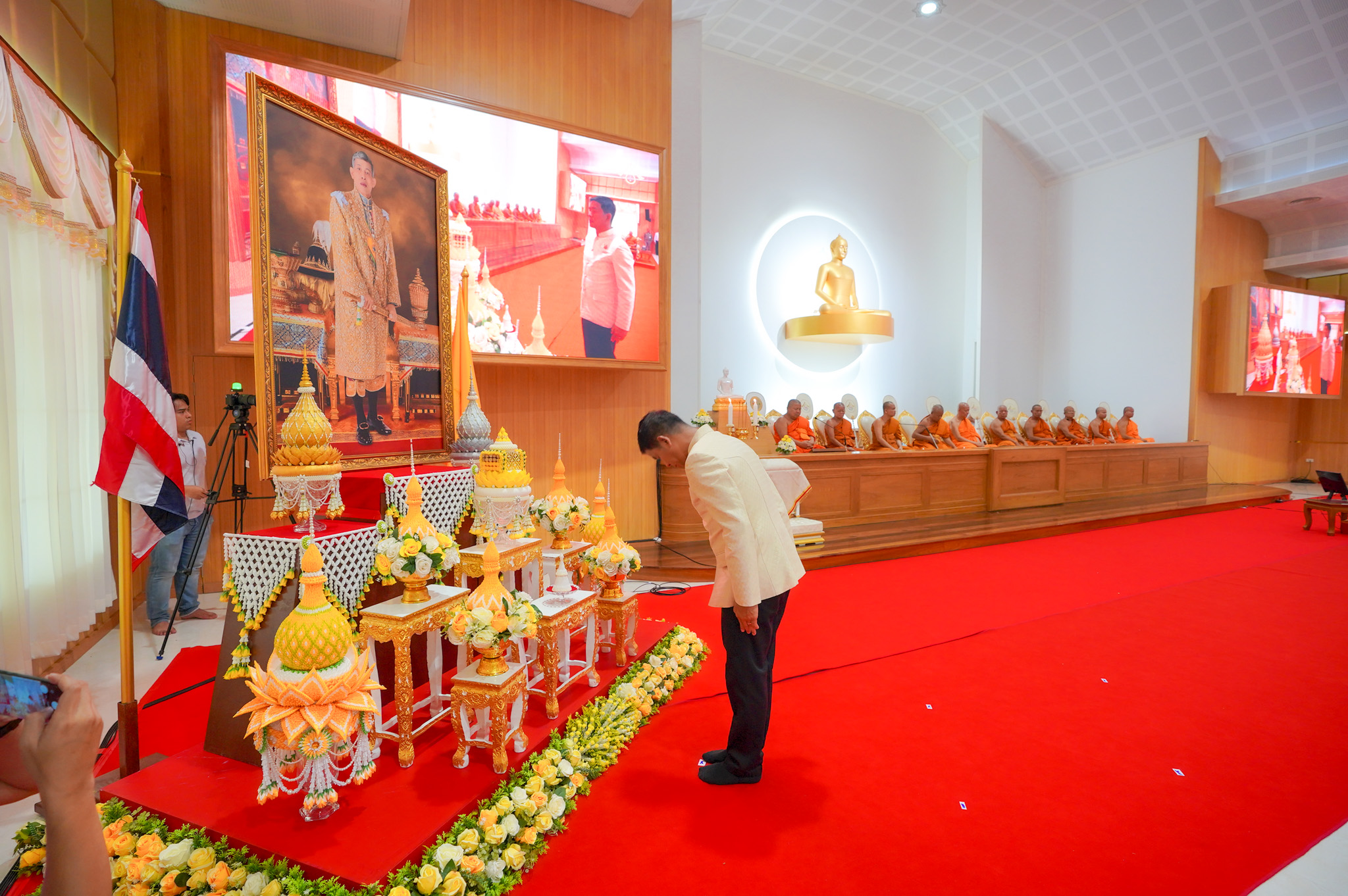 พสกนิกรชาวพุทธร่วมพิธีเจริญพระพุทธมนต์ถวายพระพรชัยมงคล พระบาทสมเด็จพระเจ้าอยู่หัว