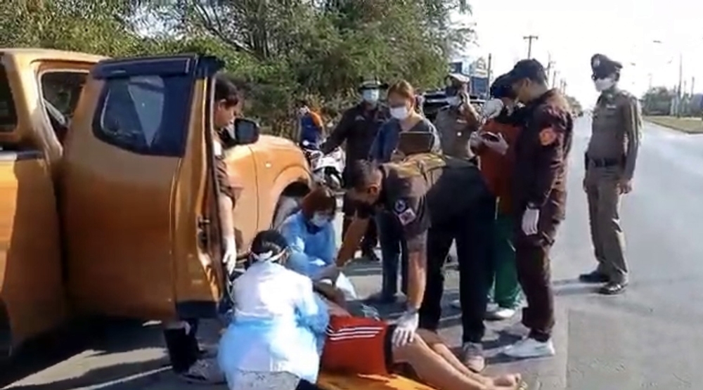 "หนุ่มชุมพร" รมควันตัวเองดับคารถกระบะริมถนนสายดอนตูม นครปฐม 