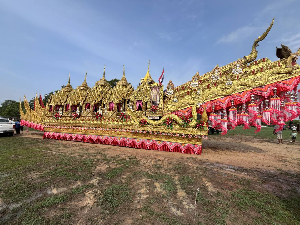 สุรินทร์คึกคัก! บุญบั้งไฟชายแดนพนมดงรัก ขบวนนางรำสุดอลัง ม่วนซื่นทั่วงาน