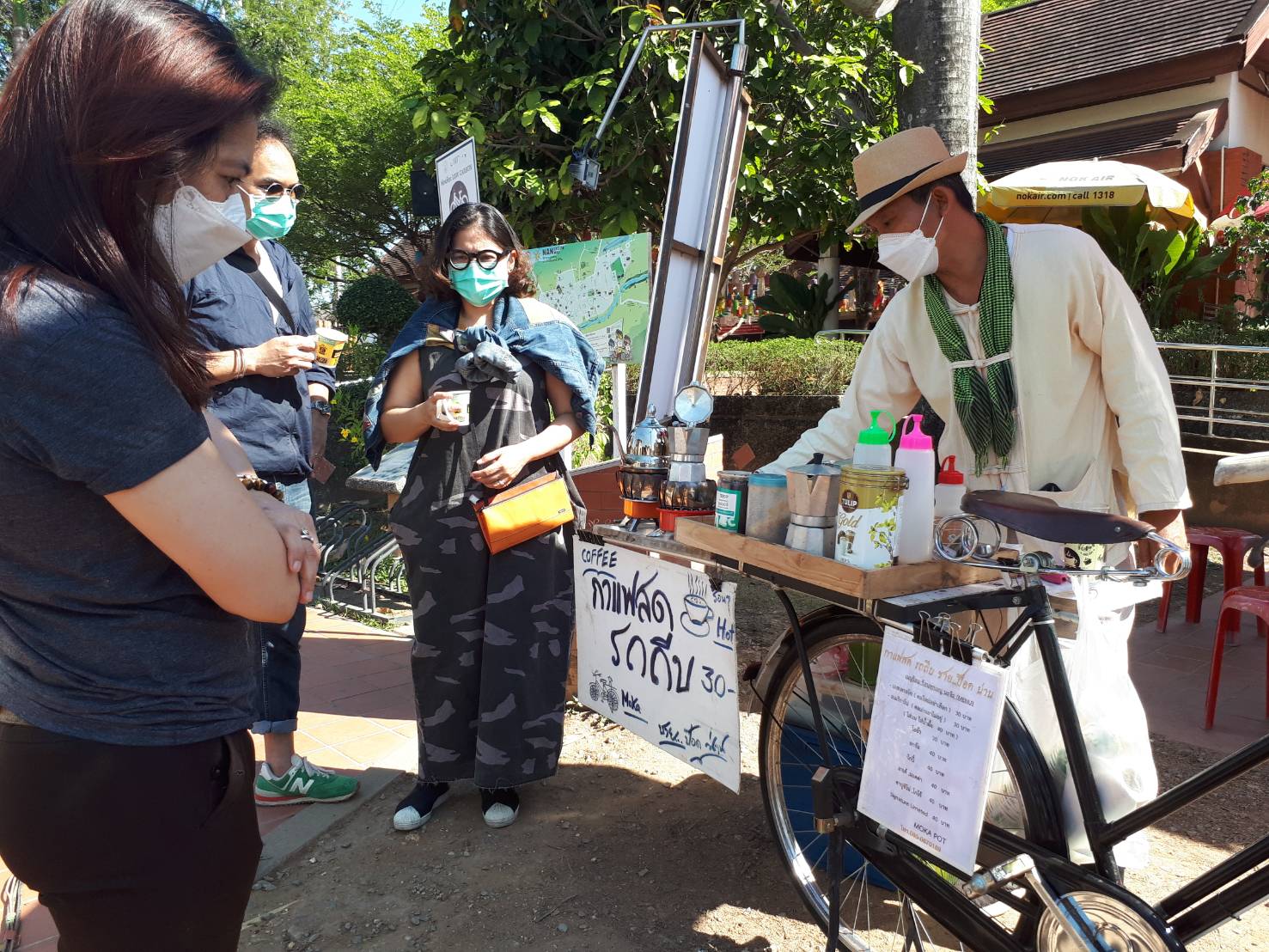 ไอเดียเก๋! หนุ่มนายช่าง ปภ.ดัดแปลงรถถีบเป็นบาร์ขายกาแฟโดนใจ นทท.
