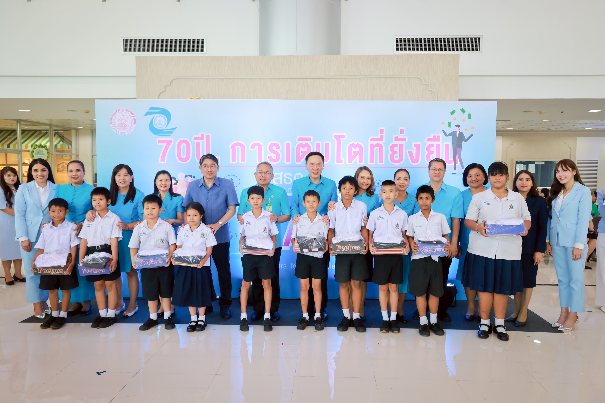 พม. มอบชุดนักเรียน 500 ชุด ถึงมือน้อง ๆ ต่อยอดอนาคตเด็กไทย