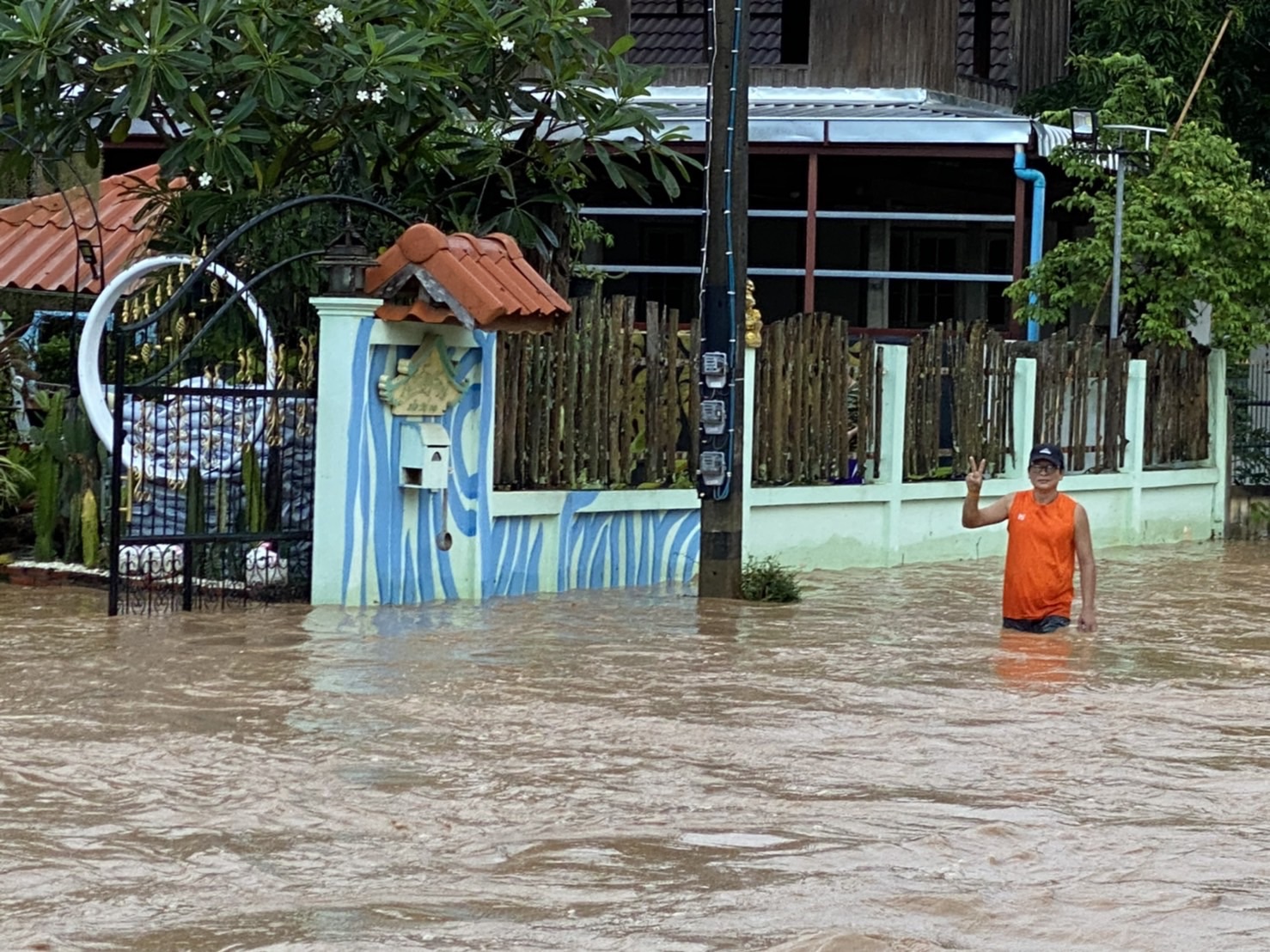 น้ำป่าไหลทะลักเข้าท่วมอำเภอหล่มสัก ประชาชนตำบลตาลเดี่ยวกระทบหนัก