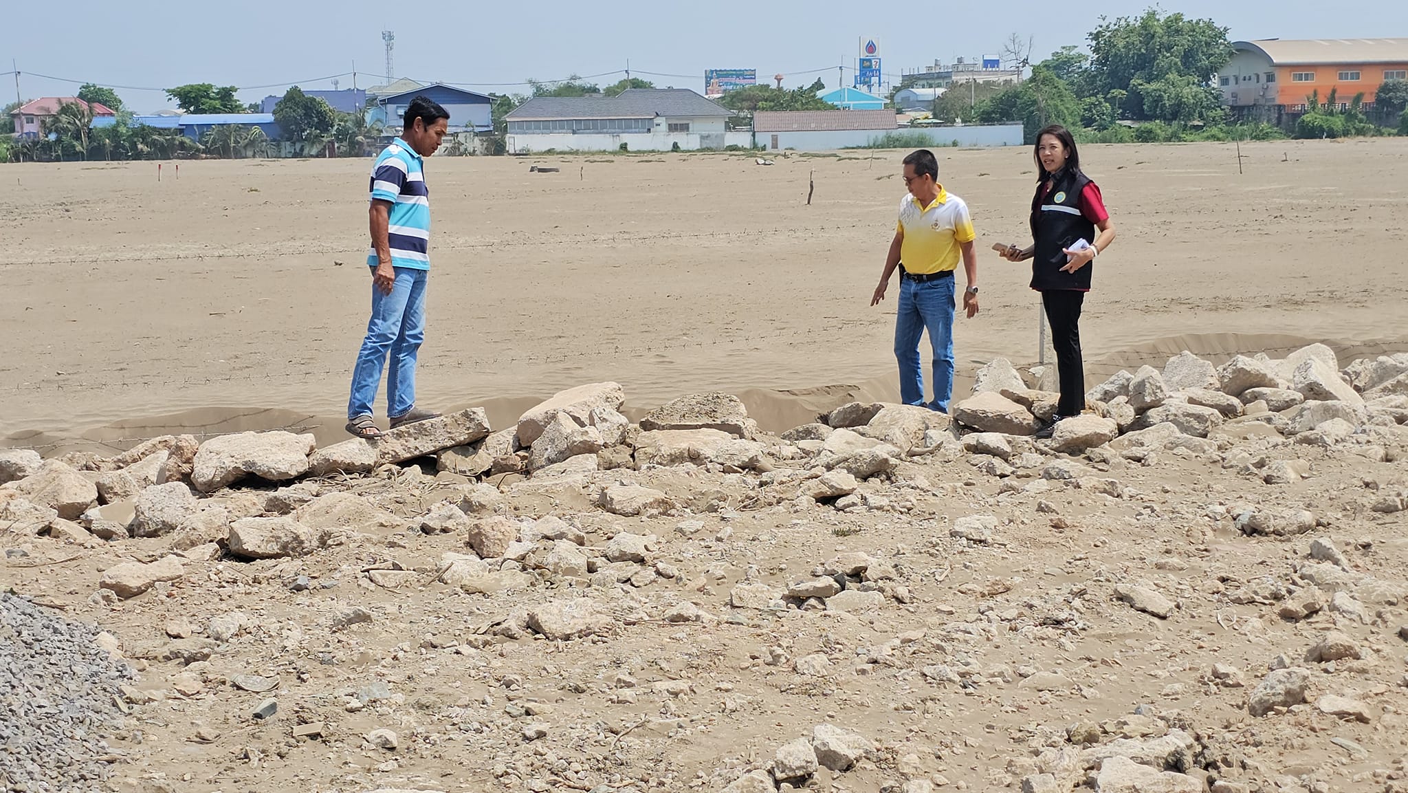 ทต.บางหญ้าแพรก ออกลุยสั่งแก้ปัญหาฝุ่นละออง เหตุรถถมดินกระทบเดือดร้อนรำคาญ
