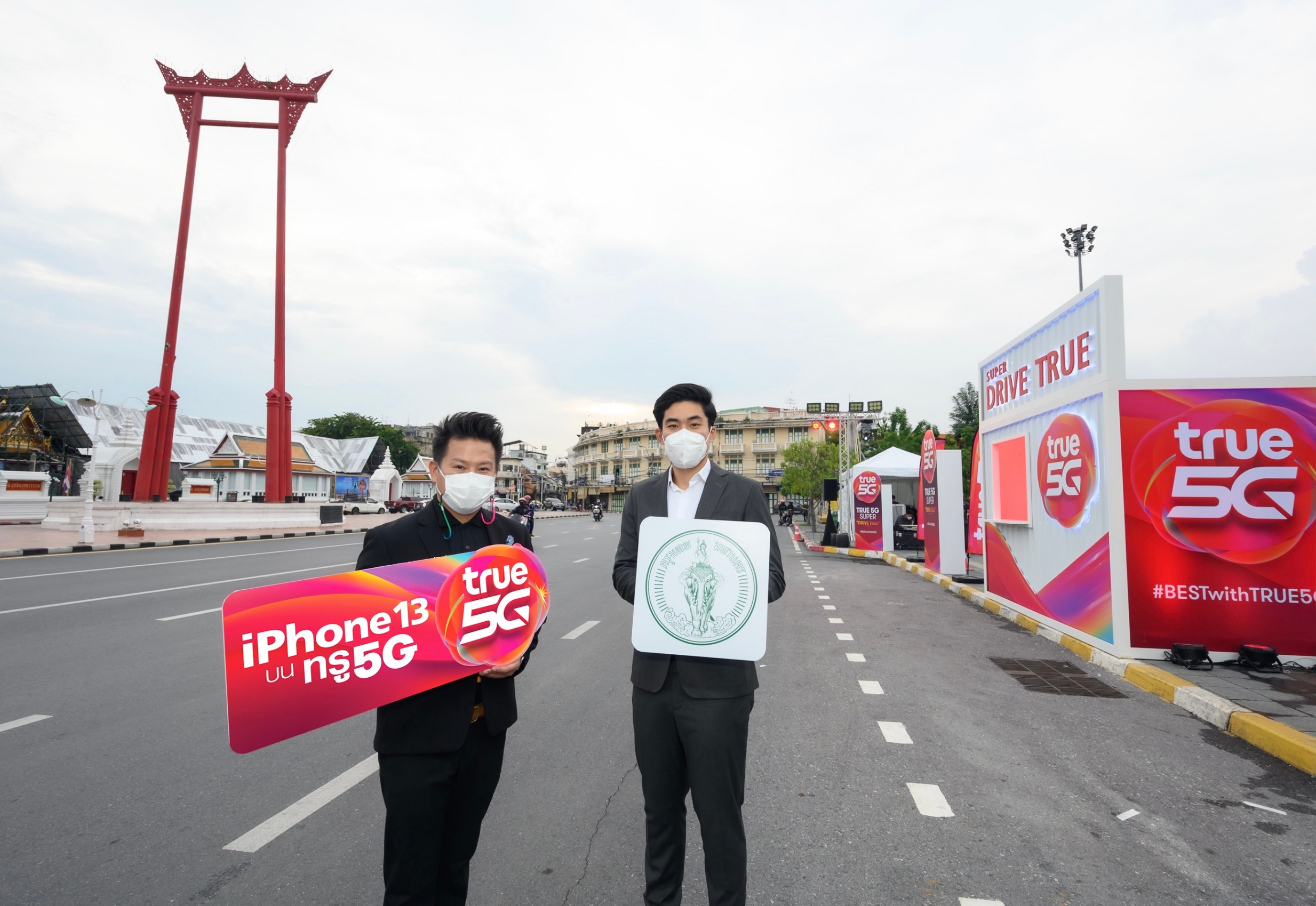 ส่งมอบไอโฟน 13 รูปแบบใหม่ Super Drive TRUEฉากหลัง “เสาชิงช้า” Iconic Landmark ของกรุงเทพฯ ต่อยอดเที่ยวไทย