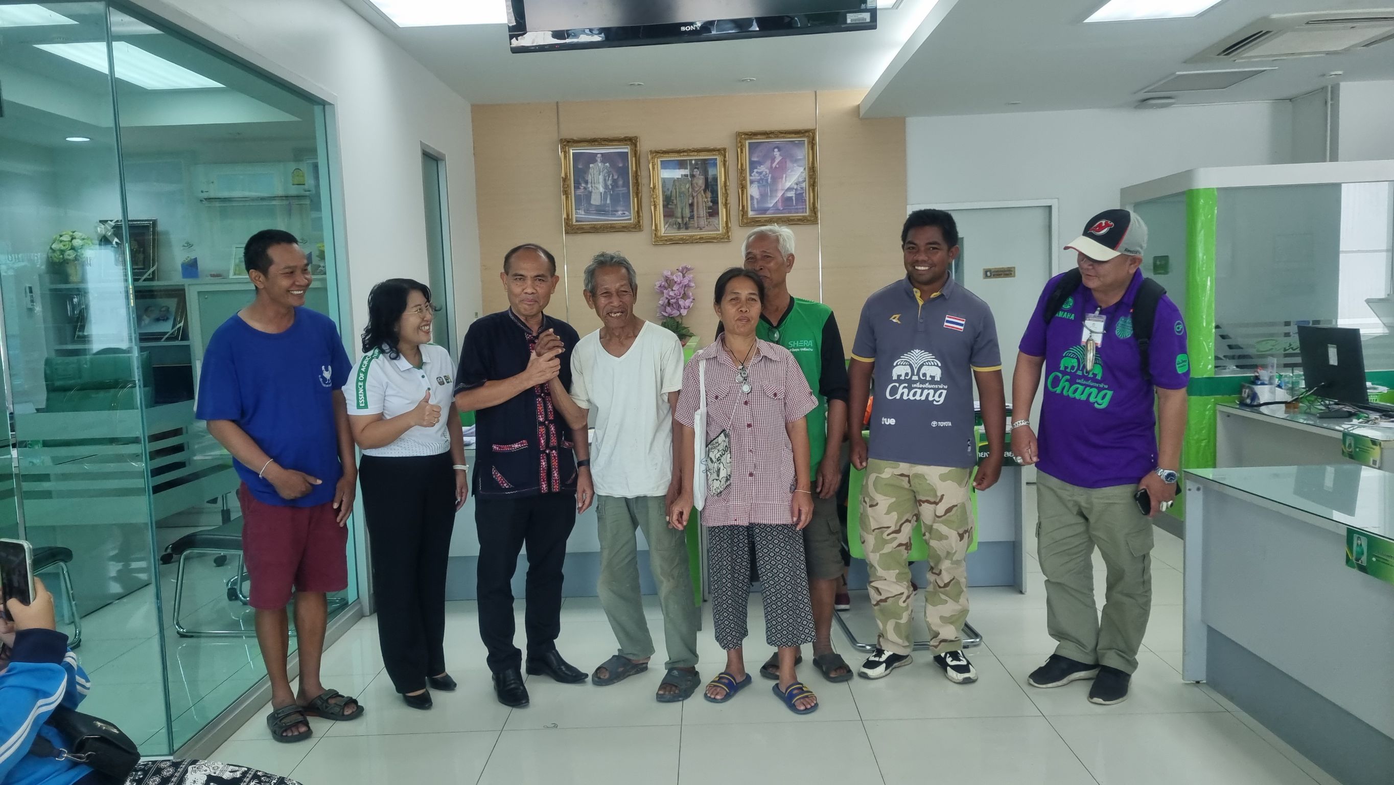 บุรีรัมย์ เจอแล้วเงินหมื่นตา 76 ที่ให้ลูกสาวนำ ATM มาถอน ที่แท้ระบบดูดกลับอัตโนมัติ ยกมือไหว้ขอโทษพ่อค้าหวย