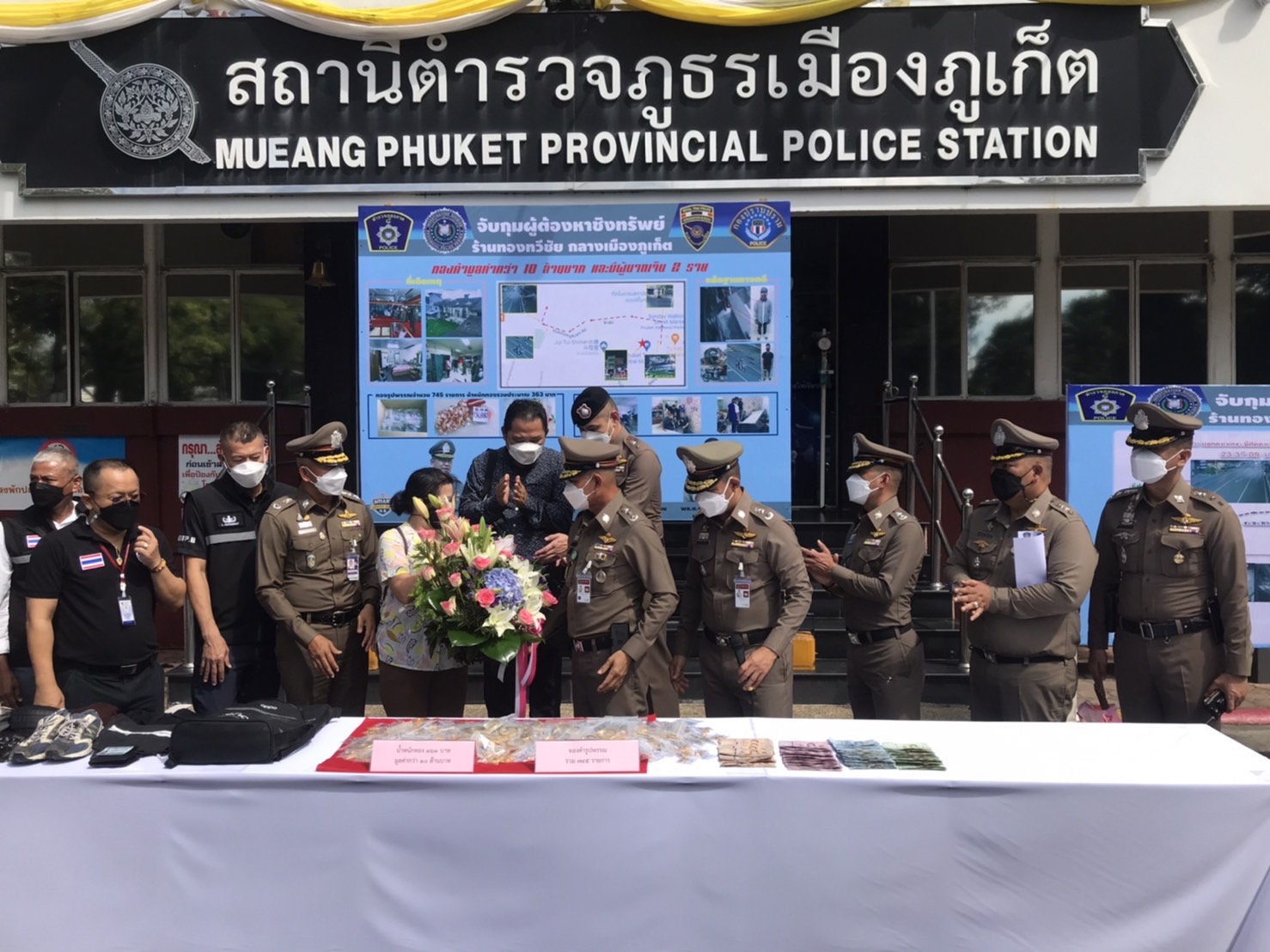 ภูเก็ตผบช.ภ.8 แถลงข่าวคดีหนุ่มพม่าเจาะฝ้าเพดานร้านทองกวาดทองไปกว่า 300 บาท สุดท้ายจนมุม 