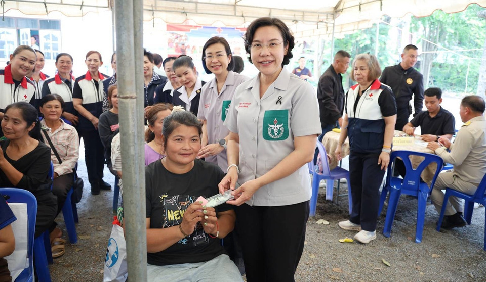 กาญจนบุรีจัด “จังหวัดเคลื่อนที่” บ่อพลอย ผู้ว่าฯ นำทีมบำบัดทุกข์-มอบถุงยังชีพกว่า 200 ชุด