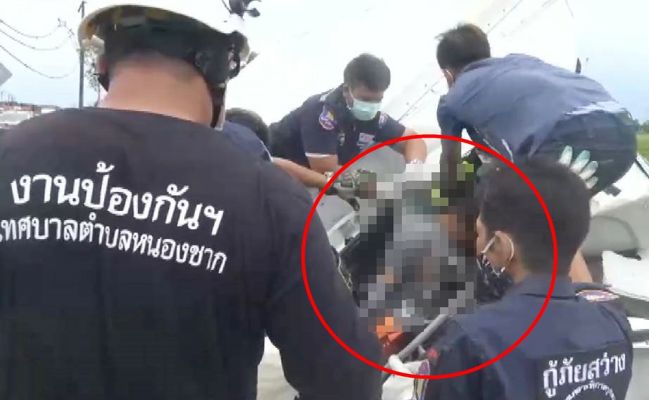 รถบรรทุกวิ่งฝ่าสายฝนเสียหลักชนเสาไฟฟ้าคนขับเสียชีวิตคาที่  เพื่อนนั่งคู่รอดปาฏิหาริย์