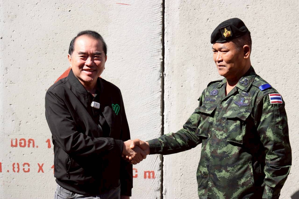 “หมอวรงค์” บุกสุรินทร์ให้กำลังใจ “ทหารแนวหน้า-ชาวบ้านศูนย์อพยพ” ซัดพวกด้อยค่ากองทัพ ชี้อธิปไตยไทยแลกมาด้วยชีวิต