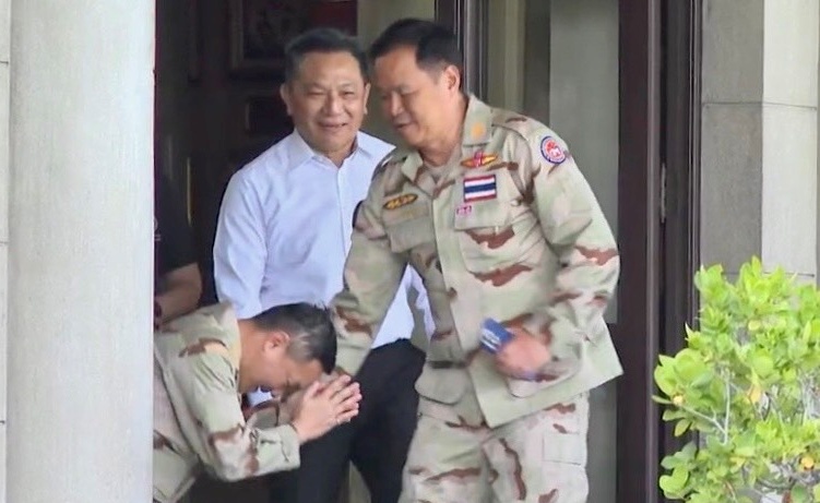 “อรรษิษฐ์” ก้มไหว้ย่อส่ง "นายกฯ" หลังครม.เคาะแต่งตั้งโยกย้ายมหาดไทย เจ้าตัวได้นั่งเก้าอี้ "ปลัด มท." ต่อ