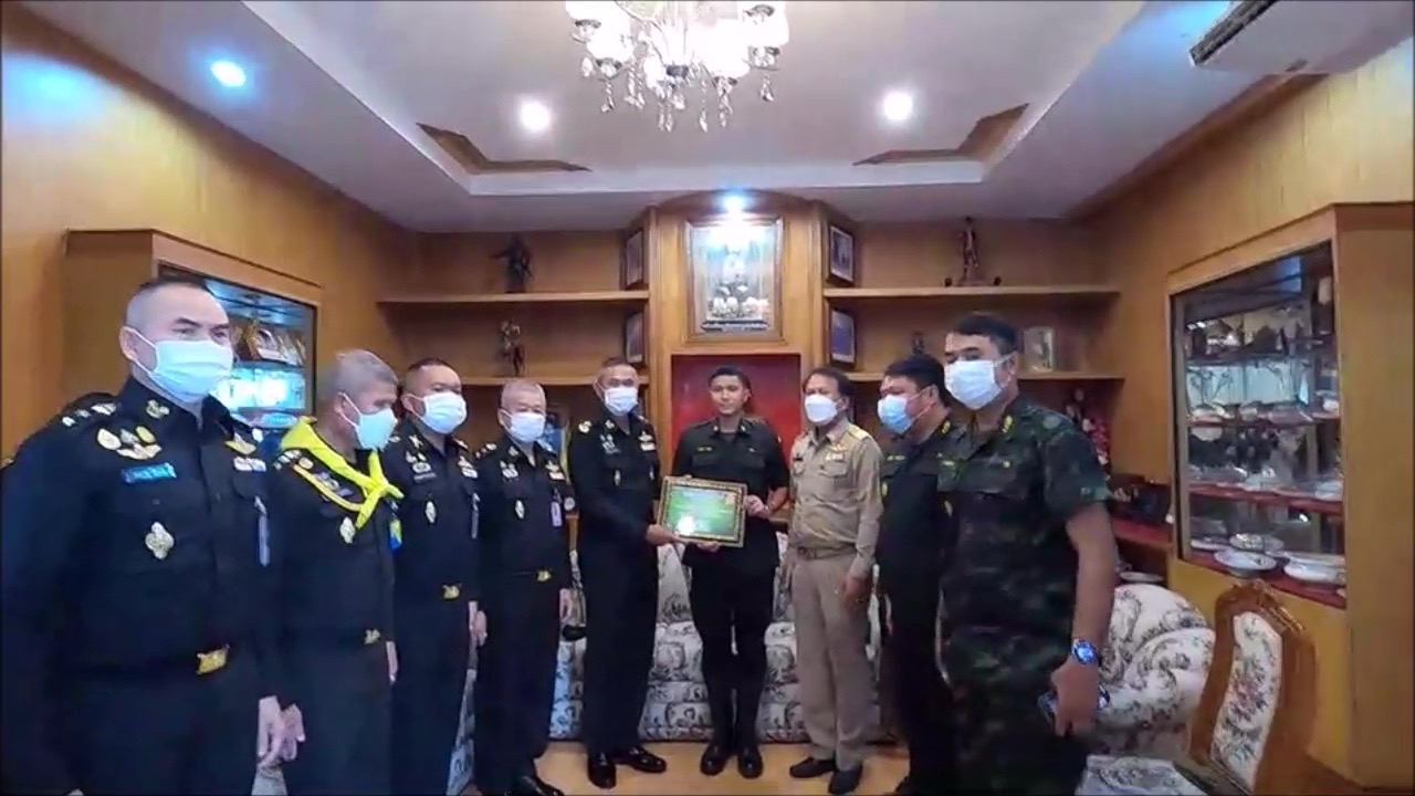 กระหึ่มค่ายทหาร กองเกียรติยศต้อนรับ ‘น้องบอส’ ฮีโร่ ม.5 ปั๊มหัวใจช่วย ม.3 โดนไฟดูด