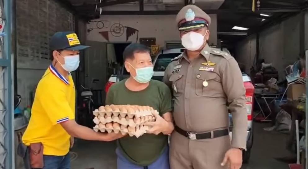 "ผกก.โคกขาม" นำกลุ่มเพื่อนแจกไข่ไก่ 10,500 ฟอง พื้นที่การเคหะ ต.จีน-โคกขาม