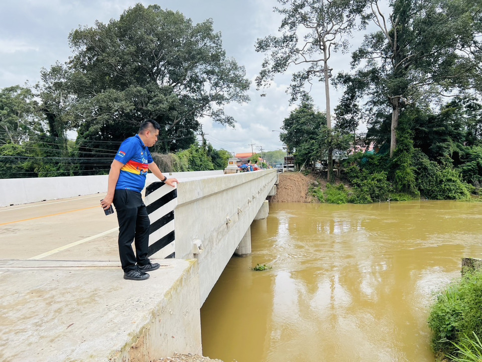 “ผู้ว่าฯศรีสะเกษ”ห่วงสถานการณ์น้ำสะสมเพิ่มมาก เตรียมอพยพประชาชนในพื้นที่เสี่ยงภัย พร้อมปักธงเหลืองแจ้งเตือน
