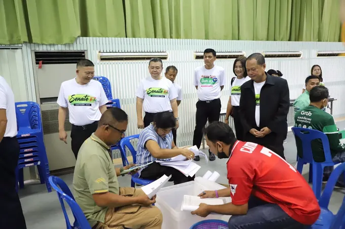 ประธานกรรมการการเลือกตั้ง ตรวจเยี่ยมการรับมอบวัสดุและจัดเตรียมสถานที่เลือก สว.จังหวัดอ่างทอง